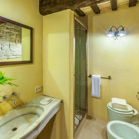 Casa Del Mandorlo 8, Emma