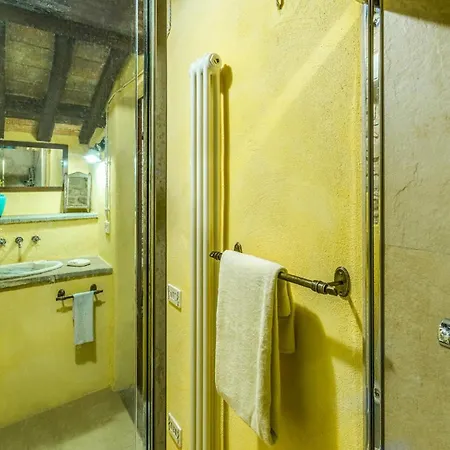 Casa Del Mandorlo 8, Emma Villa